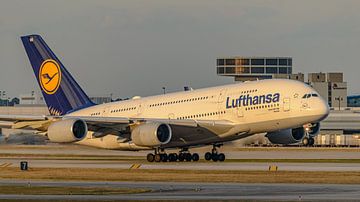 Take-off Lufthansa Airbus A380-800 passagiersvliegtuig. van Jaap van den Berg