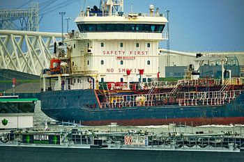 Schepen passeren Stormvloedkering Nieuwe Maas