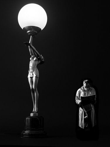 Porträt eines Mannes im Regenmantel , der eine Zeitung unter der Beleuchtung einer Jugendstil -Lampe