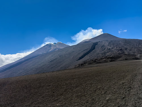 Rokende Etna onder een diepblauwe hemel