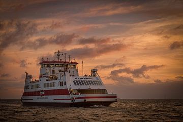 Eiland veerboot Amrum-Föhr bij zonsondergang van Sabine Wagner