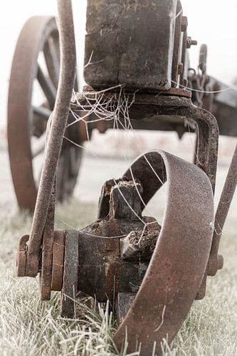 Une vieille charrette de ferme dans le gel hivernal sur Sandra Koppenhöfer