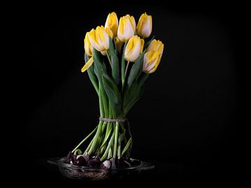 Bouquet fleuri de bulbes de tulipes jaunes sur Atelier Liesjes