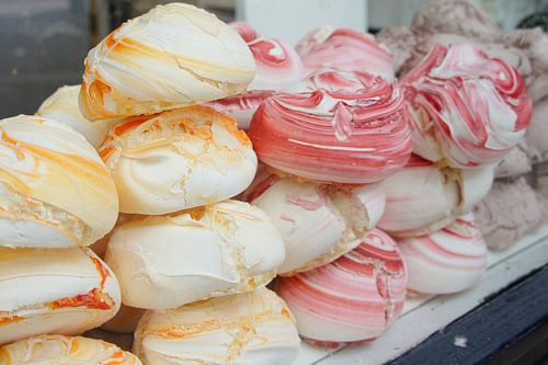 Merengues opgestapeld, roze en gele