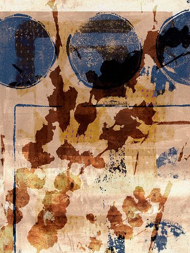 Romantische abstracte botanische tekening in aardetinten en indigo.