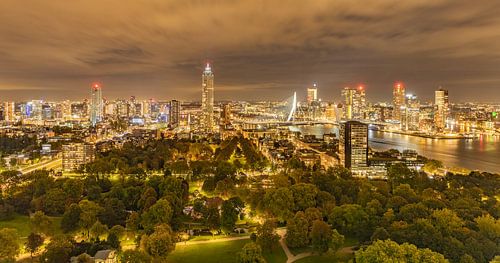 Skyline Rotterdam de nuit en couleur