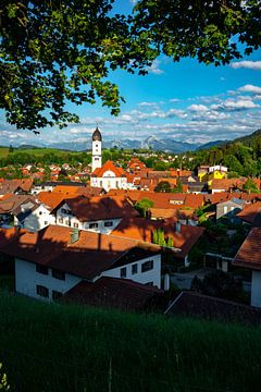 Nesselwang met uitzicht op de Ostallgäu en de Alpen van Leo Schindzielorz