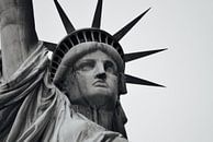 Het hoofd van het Vrijheidsbeeld - New York City, Amerika (zwart wit) van Be More Outdoor thumbnail
