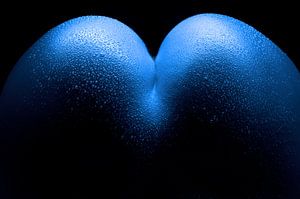 weiblicher Po in blauem Licht