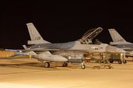 Een F-16 staat klaar voor een nachtvlucht van Arjan van de Logt thumbnail