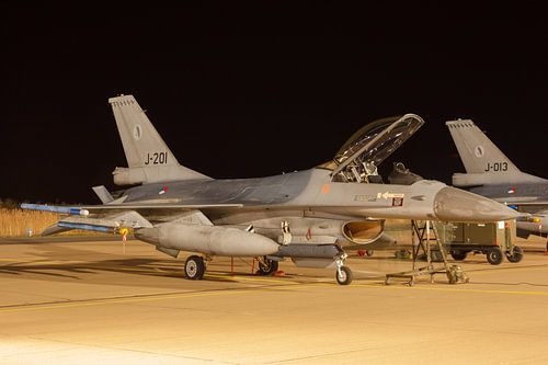 Een F-16 staat klaar voor een nachtvlucht