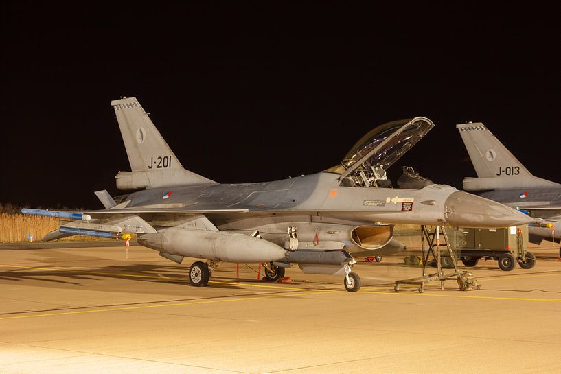 Een F-16 staat klaar voor een nachtvlucht van Arjan van de Logt