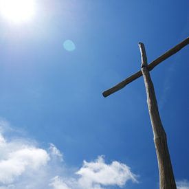 houten kruis in het licht van AJE Lich