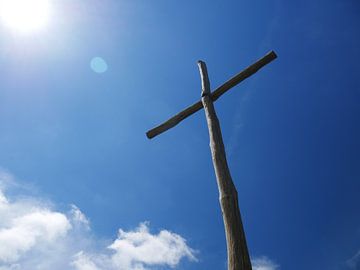 houten kruis in het licht van AJE Lich
