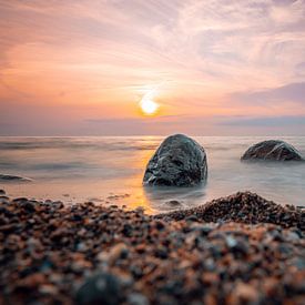 Sonnenuntergang am Weststrand bei Ahrenshoop an der Ostsee. Fisc von Thilo Wagner