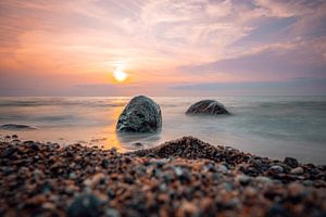 Coucher de soleil sur la plage ouest près d'Ahrenshoop sur la mer Baltique. Fisc