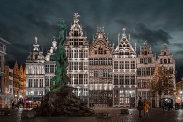 Gildenhuisjes op Grote Markt Antwerpen bij nacht | Stadsfotografie van Daan Duvillier