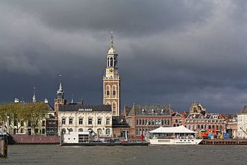 Donkere lucht boven Kampen. van Cobie Reuvers