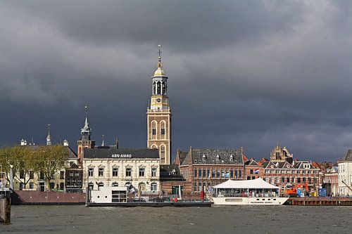 Donkere lucht boven Kampen.