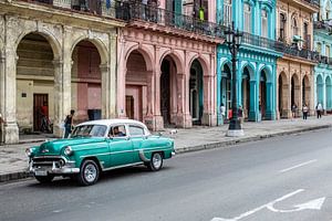 Havana, gekleurde huizen en groen cadilac