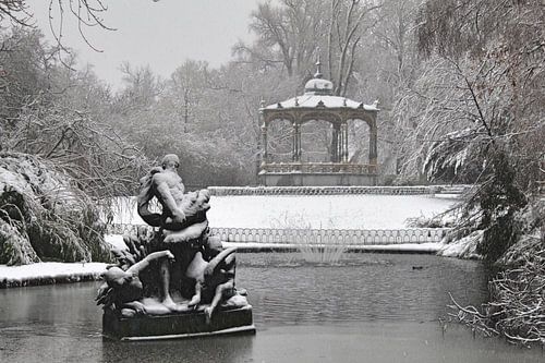Man met zeeslak in vijver aan kiosk