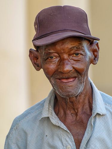 Glimlachende oudere man in Cuba geniet van de dag