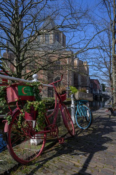 Geparkeerde fietsen in hartje Delft van Peter Bartelings