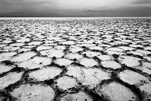 Motif de sel en noir et blanc dans un désert en Afrique | Ethiopie