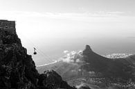 Zwart-wit foto van kabelbaan op de Tafelberg in Kaapstad met Lion's Head op de achtergrond, Zuid Afr van Romy Wieffer thumbnail