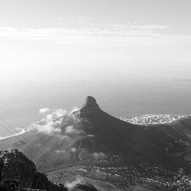 Zwart-wit foto van kabelbaan op de Tafelberg in Kaapstad met Lion's Head op de achtergrond, Zuid Afr van Romy Wieffer
