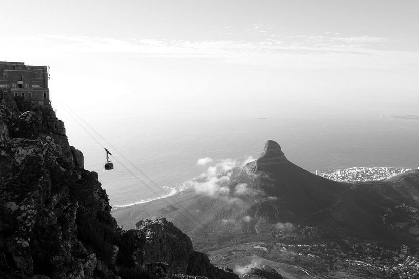 Zwart-wit foto van kabelbaan op de Tafelberg in Kaapstad met Lion's Head op de achtergrond, Zuid Afr van Romy Wieffer