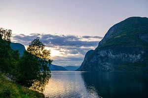 Sonnenuntergang über dem Aurlandsfjord in Norwegen an einem schönen Sommertag
