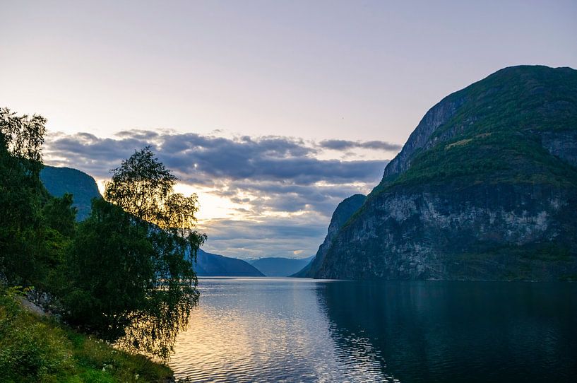 Zonsondergang over het Aurlandsfjord in Noorwegen tijdens een mooie zomerdag van Sjoerd van der Wal Fotografie