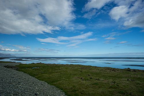 IJsland - Spiegelend water van oceaan aan kust van zuid-IJsland