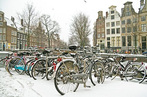 Winter op de amsterdamse grachten in Nederland