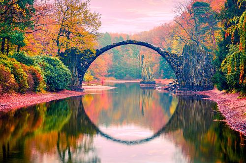 De duivelsbrug in Rhododendronpark Duitsland