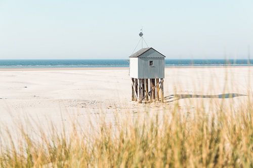 Maison de plage derrière les dunes sur Wouter van der Weerd