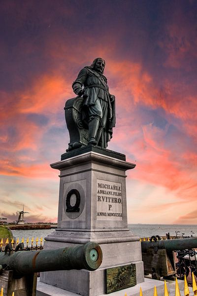 Michiel de Ruyter unter einem spektakulären Himmel von Danny Bastiaanse