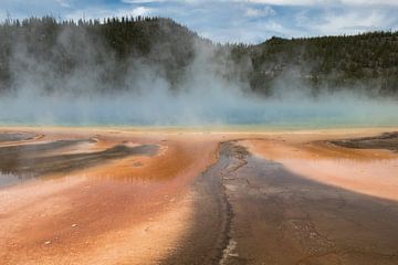 Fascinerende kleuren van een zwavelbron in Yellowstone van De wereld door de ogen van Hictures