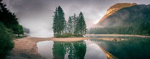 Zonsopgang boven een meer met mist in de bergen van Jonas Weinitschke