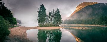 Lever de soleil sur un lac avec du brouillard dans les montagnes sur Jonas Weinitschke