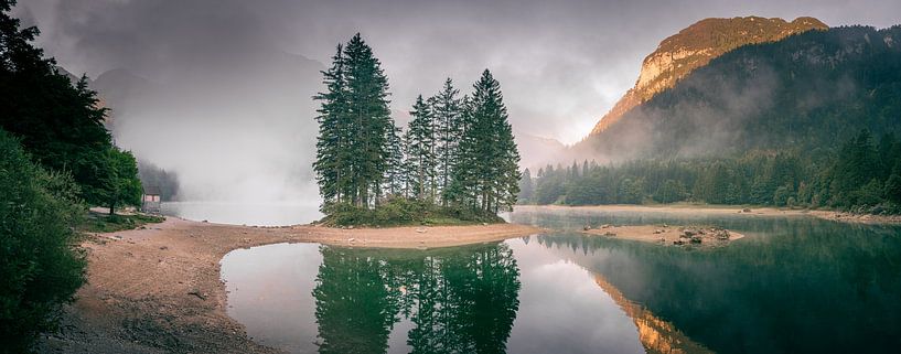 Nebelverhangener Bergsee mit idyllischer Insel von Jonas Weinitschke