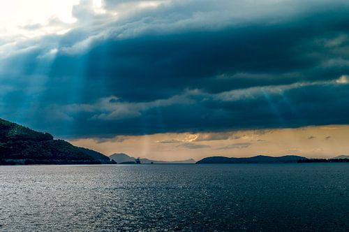 Sonnenstrahlen über dem Meer