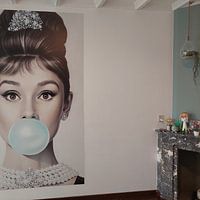 Klantfoto: Audrey Hepburn Bubble Gum van David Potter, als naadloos behang