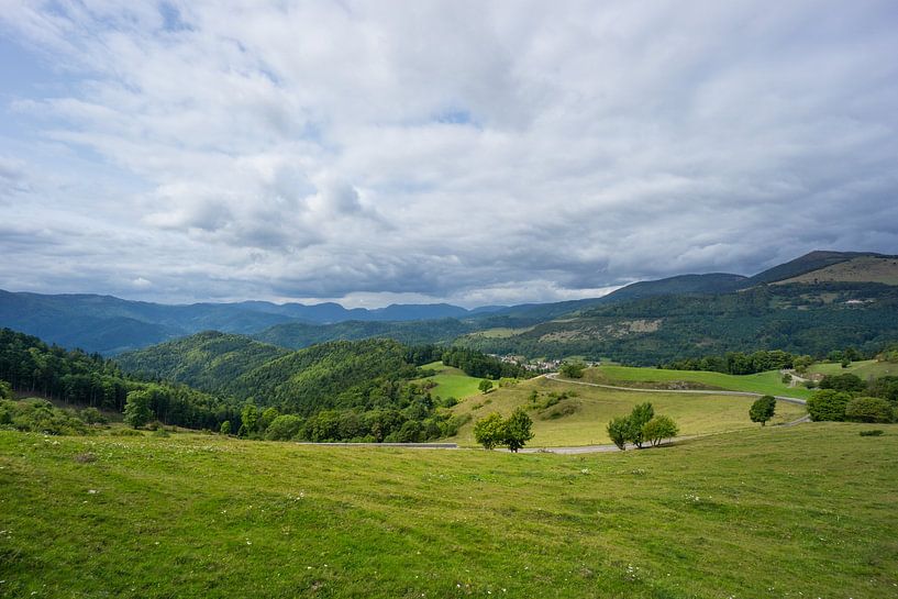 Frankreich - Kurvenreiche Straße durch die grüne Landschaft der Vogesen im Herbst von adventure-photos