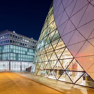 stad iconische Blob Building Eindhoven centrum bij schemering 2 van Tony Vingerhoets