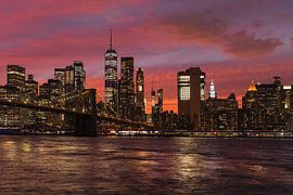 Skyline van Manhattan en Brooklyn Bridge bij zonsondergang, New York, USA van Markus Lange