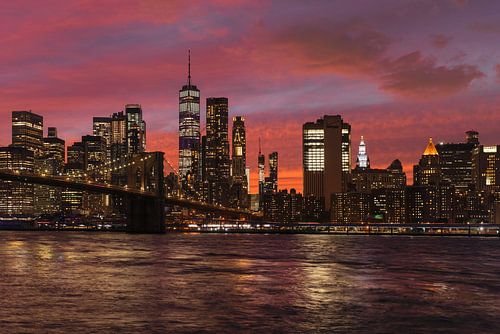 Skyline of Manhattan and Brooklyn Bridge at sunset, New York, USA
