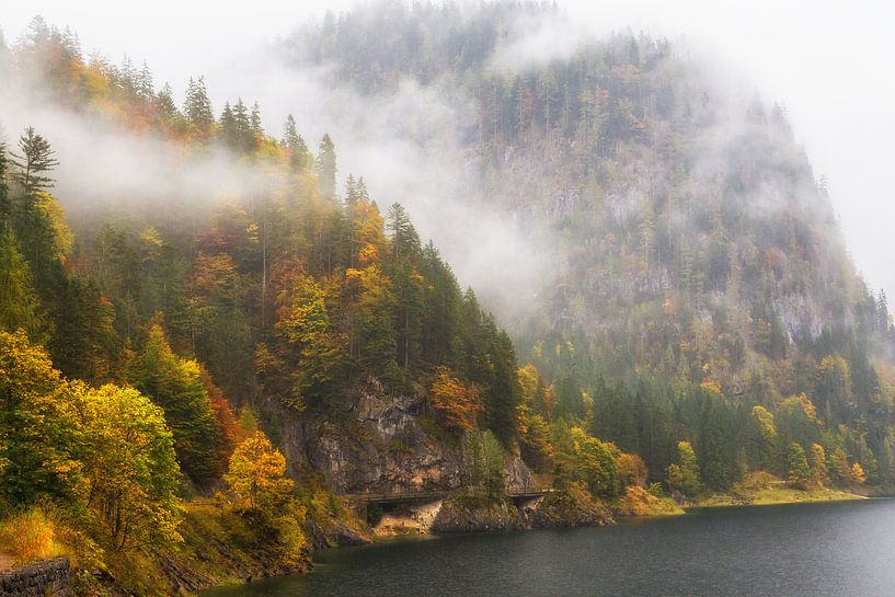 Berglandschaft "Herbst am Ufer" von Coen Weesjes