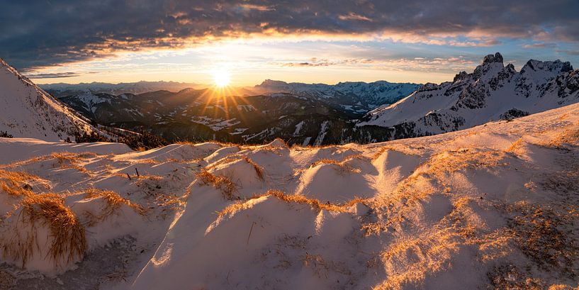 Zonsondergang in de winterse Bergen van Coen Weesjes